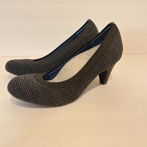 Betabrand "Late to the Gate" Blue and Black Comfort Heels Size 7.5